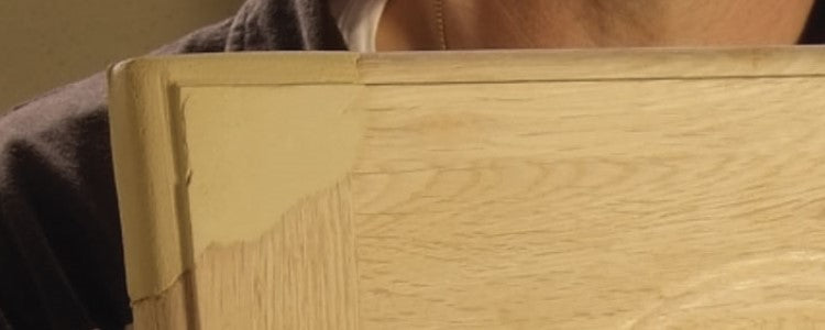 Comment réparer un angle de porte en bois ?