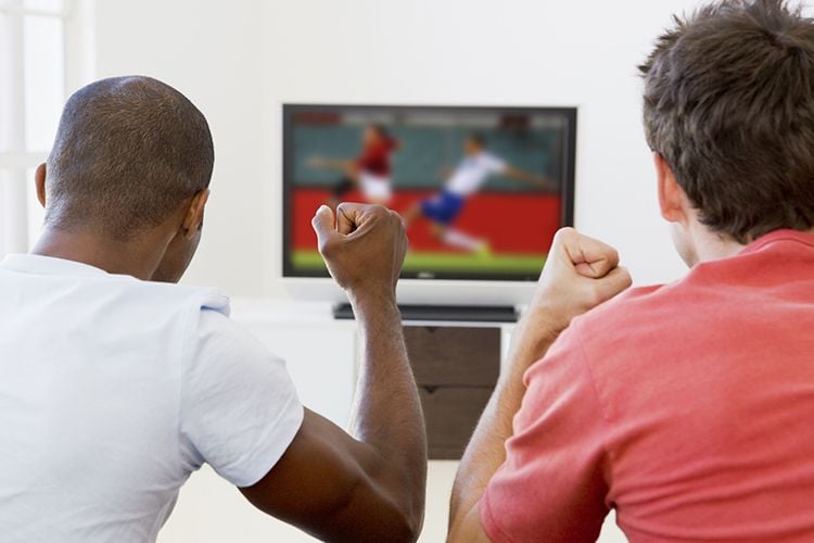 Comment nettoyer son salon après une soirée foot ?
