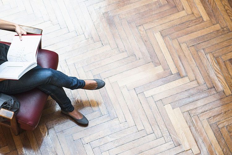 Stratifié,   ciré ou vitrifié,   nettoyer le parquet sans l’agresser !
